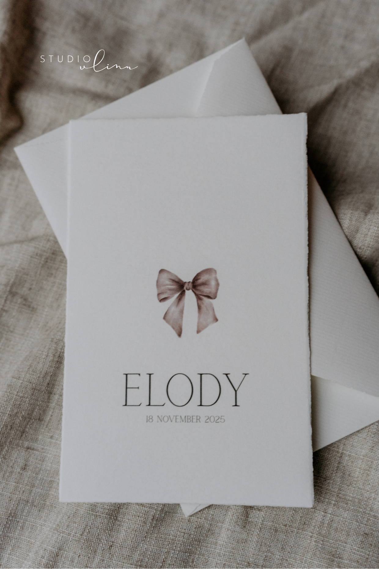 Geboortekaartje Oud Hollands geschept papier met strikje – Elody