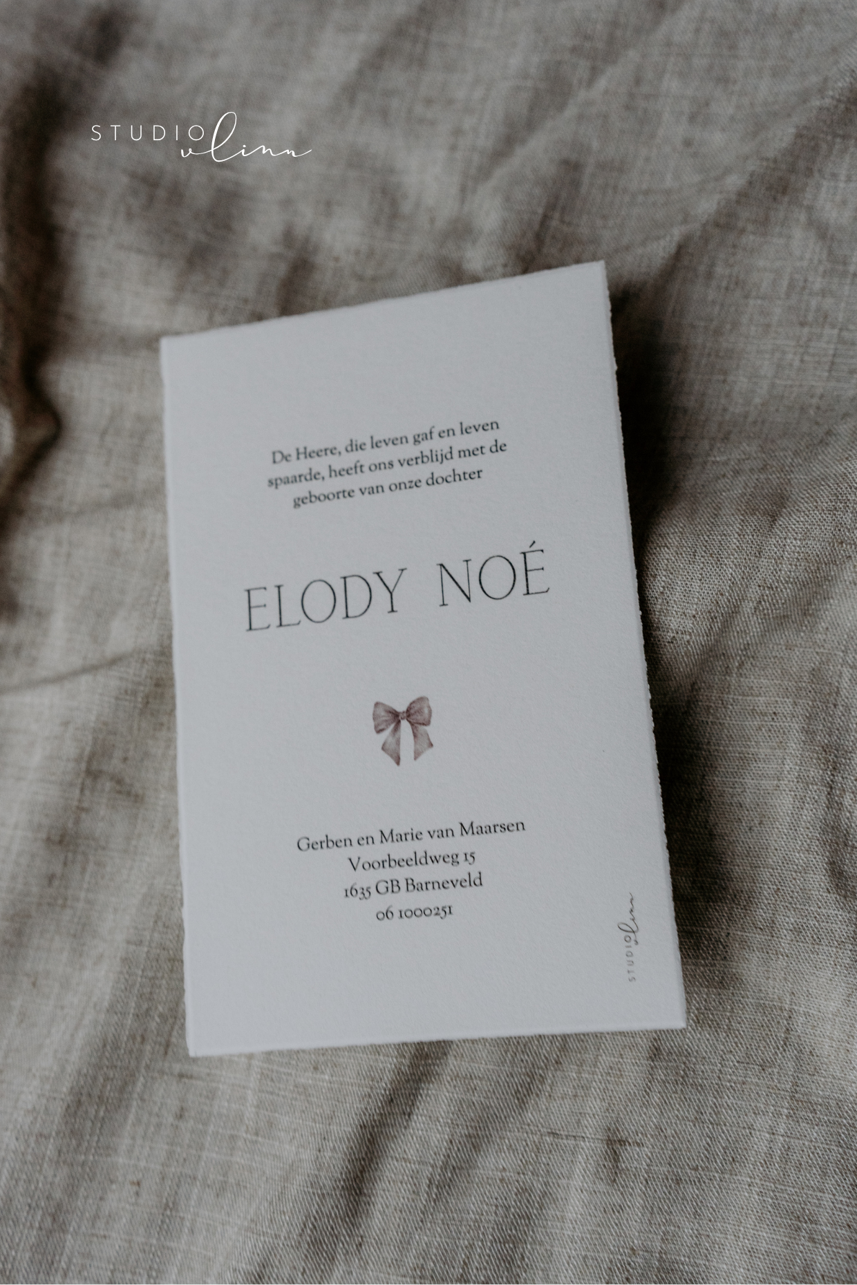 Geboortekaartje Oud Hollands geschept papier met strikje – Elody