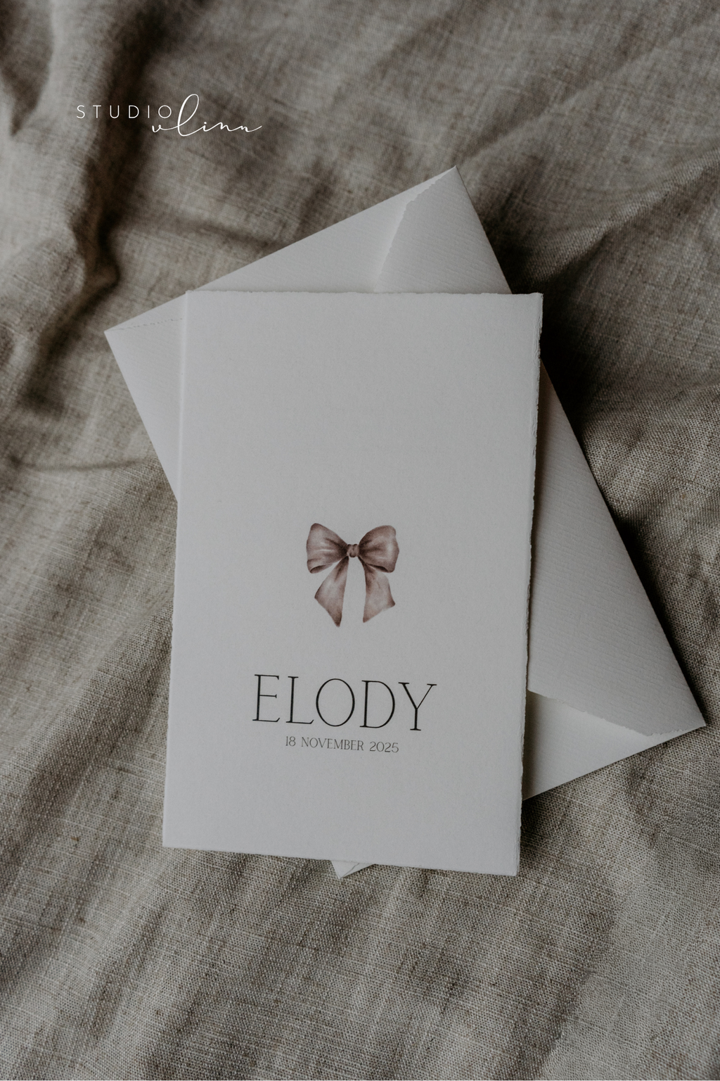 Geboortekaartje Oud Hollands geschept papier met strikje – Elody