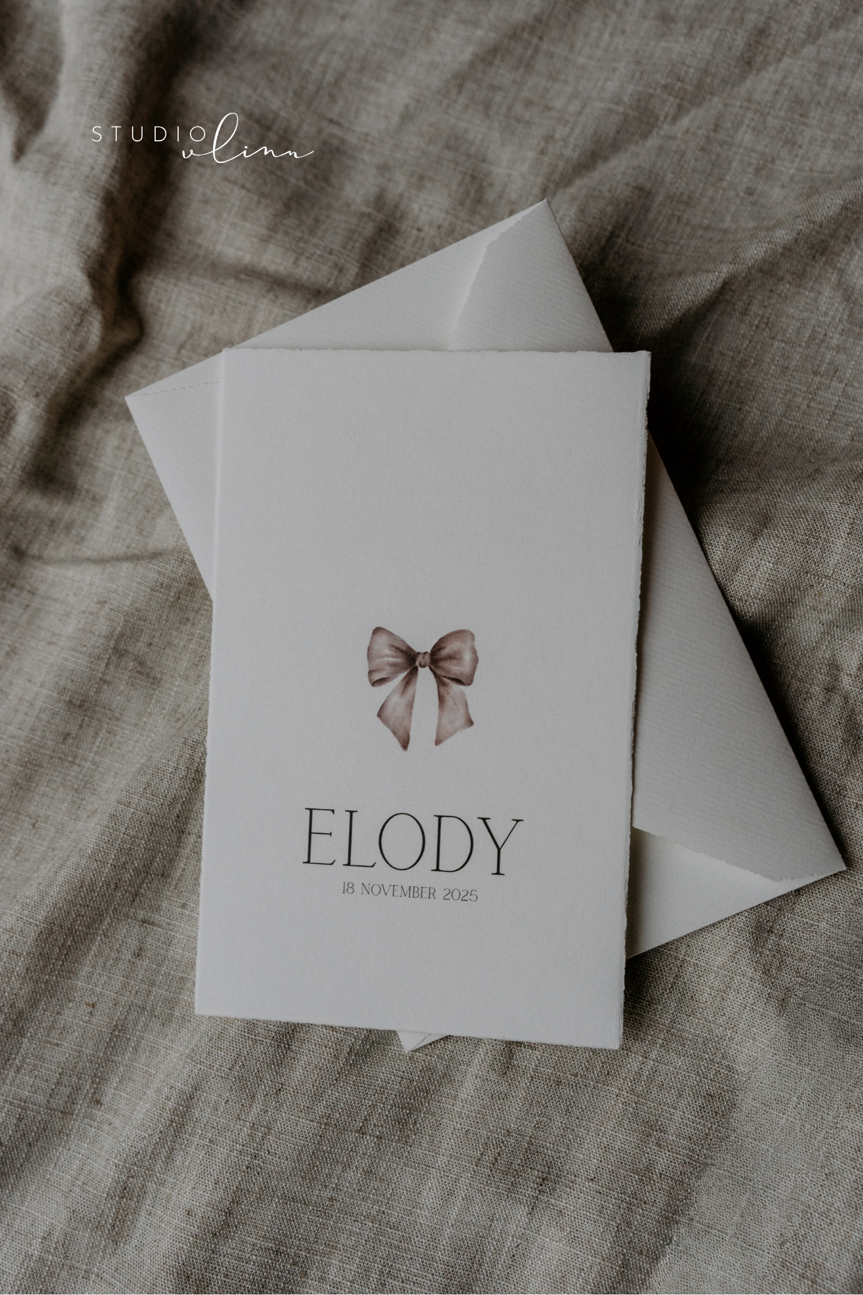 Geboortekaartje Oud Hollands geschept papier met strikje – Elody
