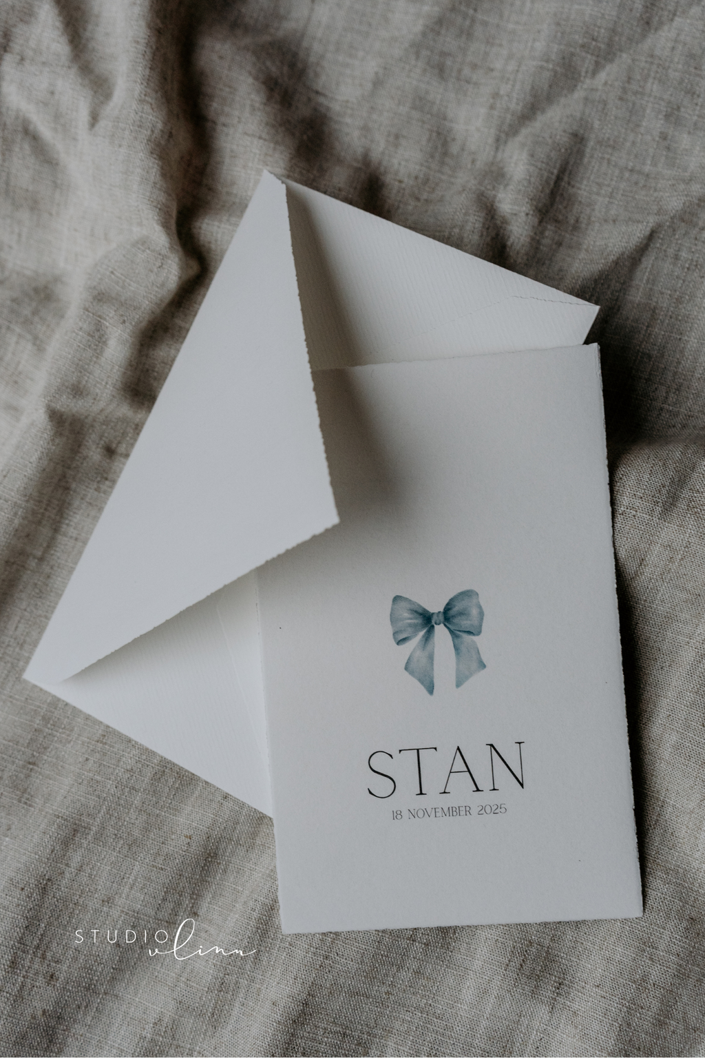 Geboortekaartje Oud Hollands geschept papier met strikje – Stan