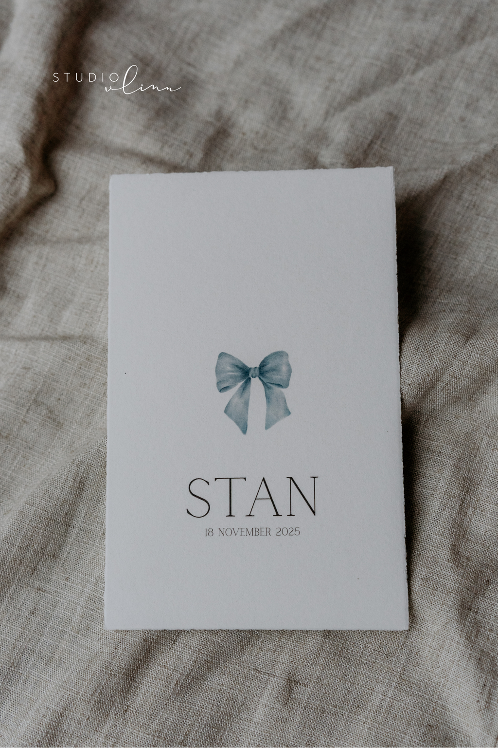 Geboortekaartje Oud Hollands geschept papier met strikje – Stan
