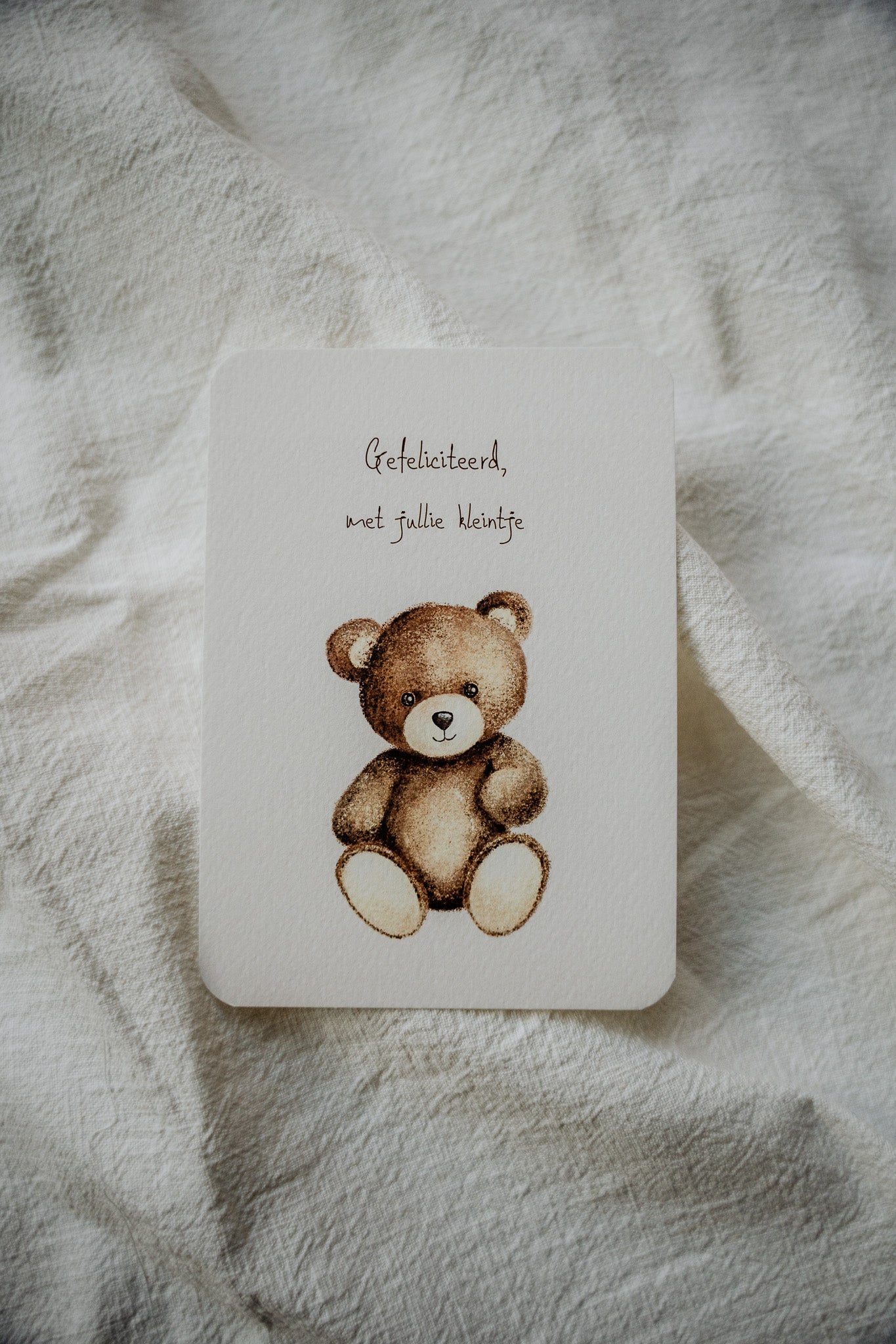 Gefeliciteerd met jullie kleintje – handgetekende geboortekaart beertje